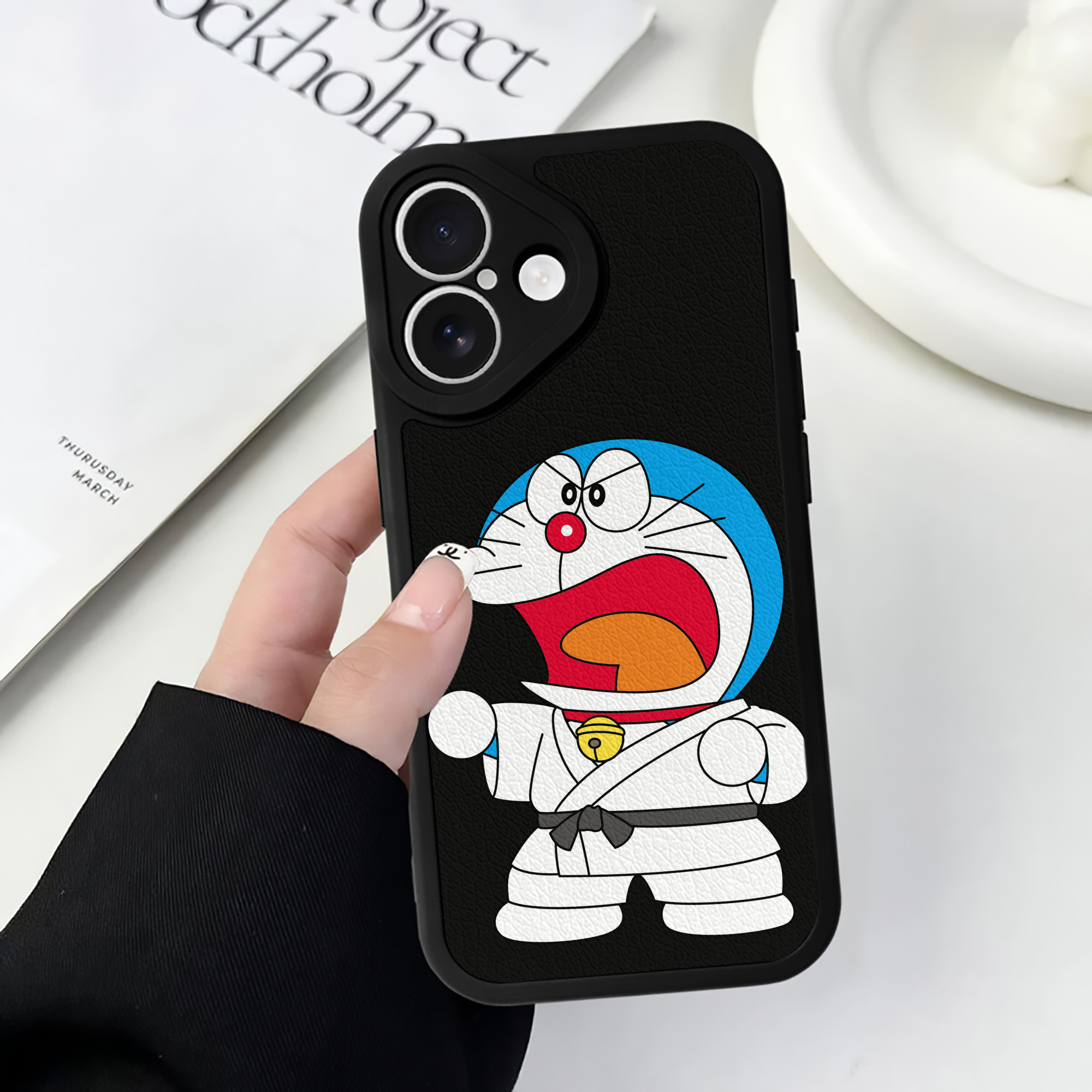 （画像用） ドラえもん Doraemon 【iPhone 16シリーズ対応】シリコンスマホケース（レザー調） 材質：シリコン